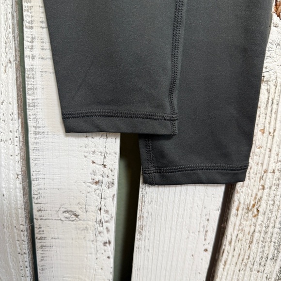 Champion Women’s Athletic Ankle Leggings Size Medium High Rise Gray Yoga Gym Run - Picture 6 of 9